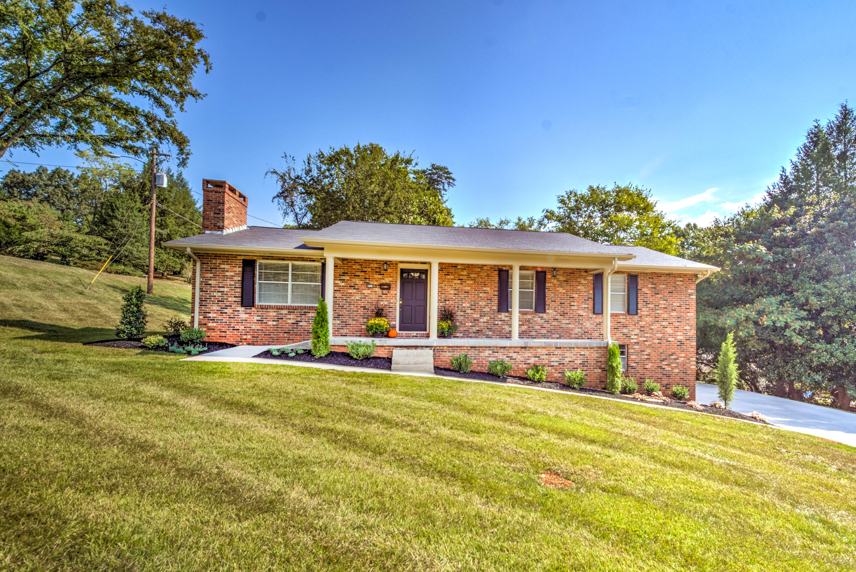 300 Walnut Street Clinton, TN 37716 - Photo 1 of 29 1