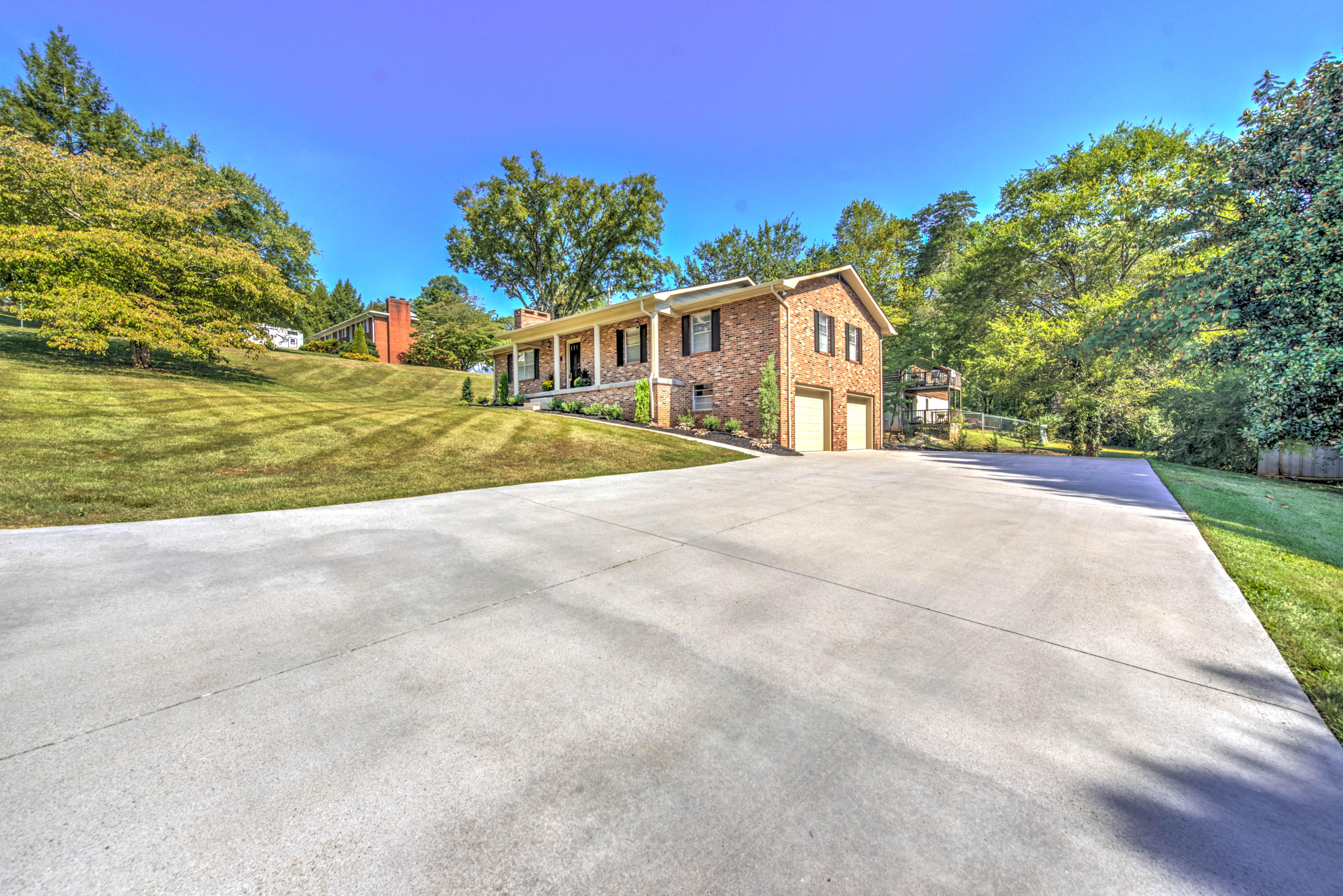 300 Walnut Street Clinton, TN 37716 - Photo 2 of 29 2