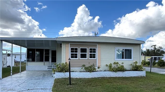 a view of a house with yard and plants