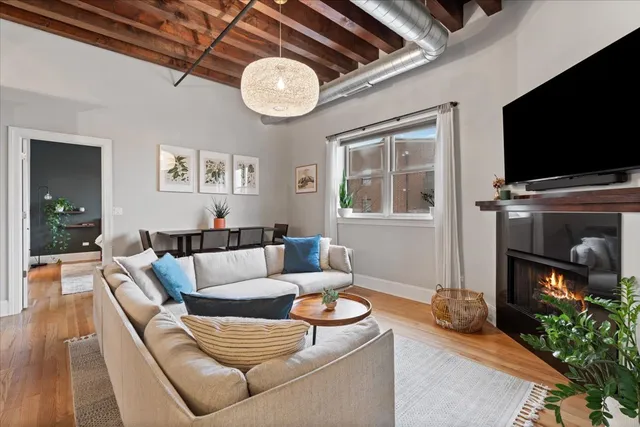 $485,000 | 2310 West Nelson Street, Unit 302, Chicago, IL 60618