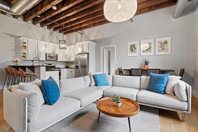 $485,000 | 2310 West Nelson Street, Unit 302, Chicago, IL 60618