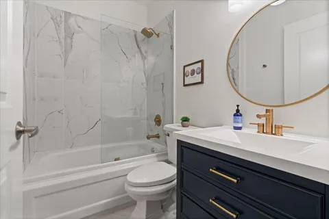 $485,000 | 2310 West Nelson Street, Unit 302, Chicago, IL 60618