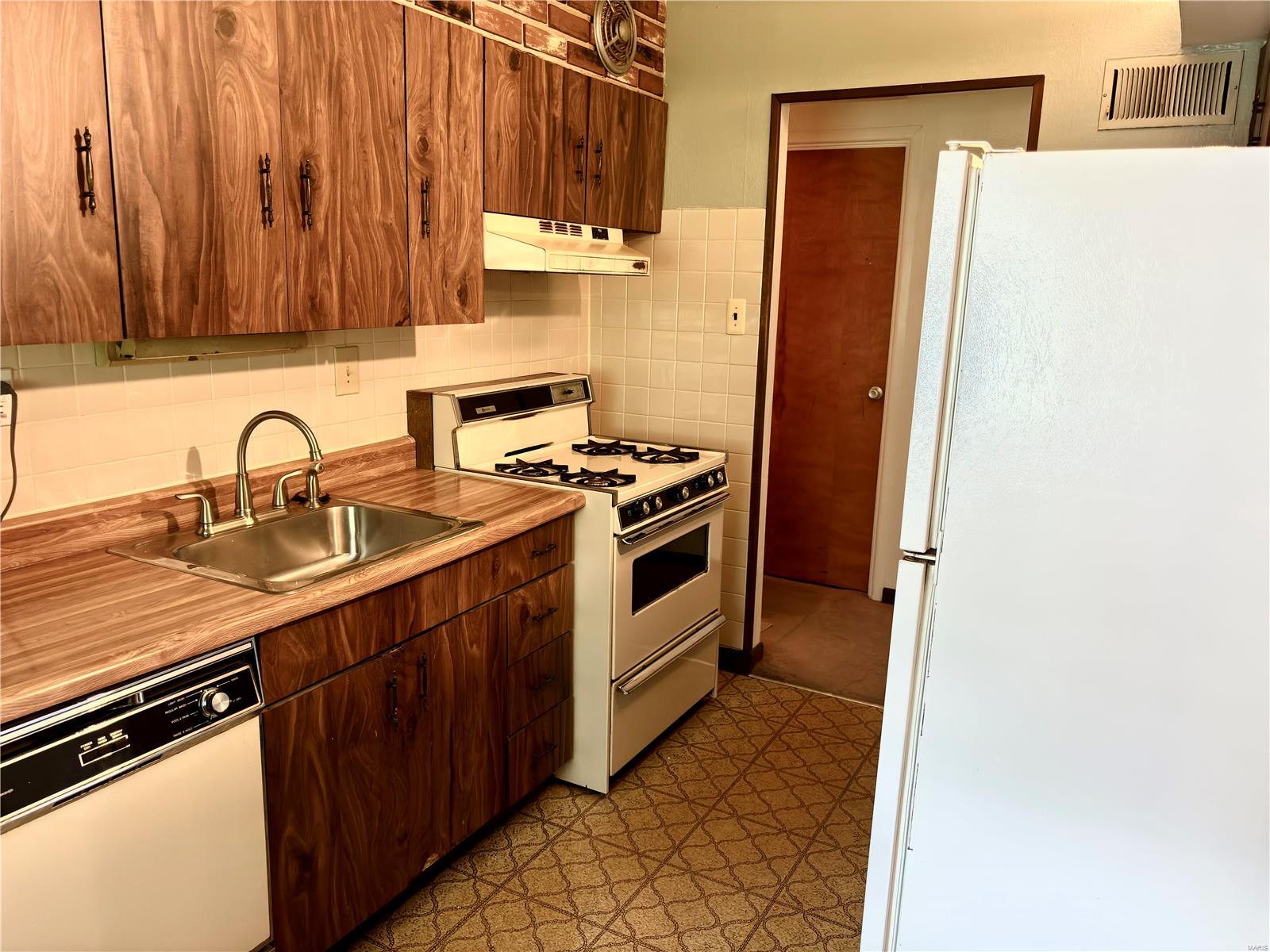 250 Roderick Drive St. Louis, MO 63137 - Photo 16 of 39