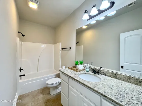 $2,400 | 103 Sapphire Springs Road, Youngsville, LA 70592