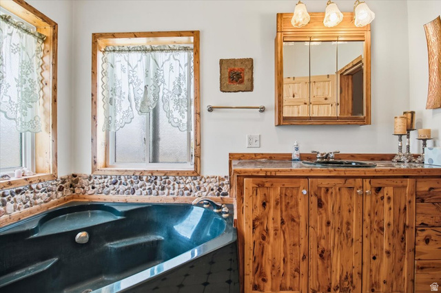 811 East Canyon Road Mayfield, UT 84643 - Photo 20 of 57 Corner soaking tub with pebble stone surround