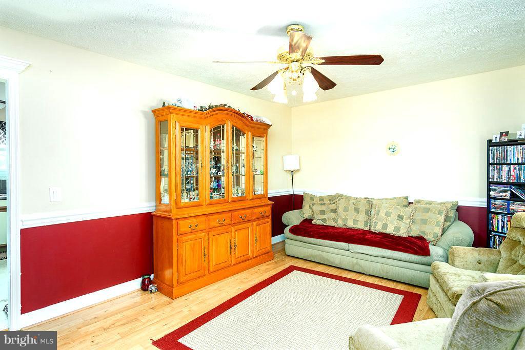8202 Scales Road Culpeper, VA 22701 - Photo 9 of 21 Living Room