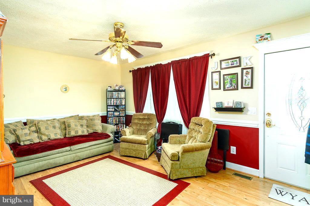8202 Scales Road Culpeper, VA 22701 - Photo 10 of 21 Living Room