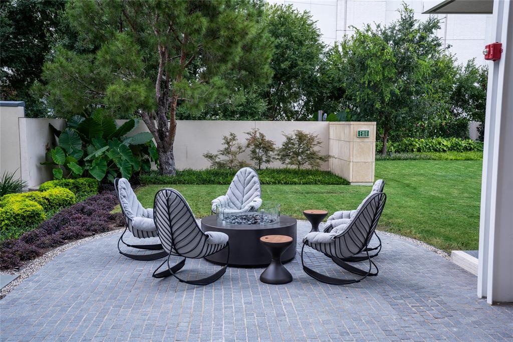 1918 Olive Street, Unit 3601 Dallas, TX 75201 - Photo 38 of 39 a view of a patio with chairs and a table