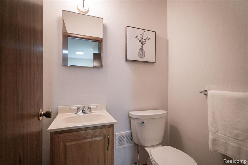 758 Lake Forest Road Rochester Hills, MI 48309 - Photo 14 of 19