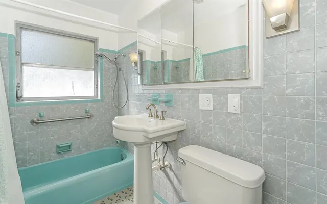 $649,000 | 2461 Ringling Boulevard, Sarasota, FL 34237