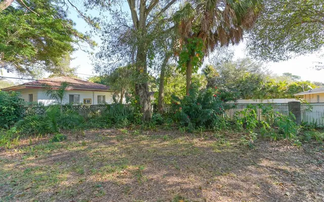 $649,000 | 2461 Ringling Boulevard, Sarasota, FL 34237
