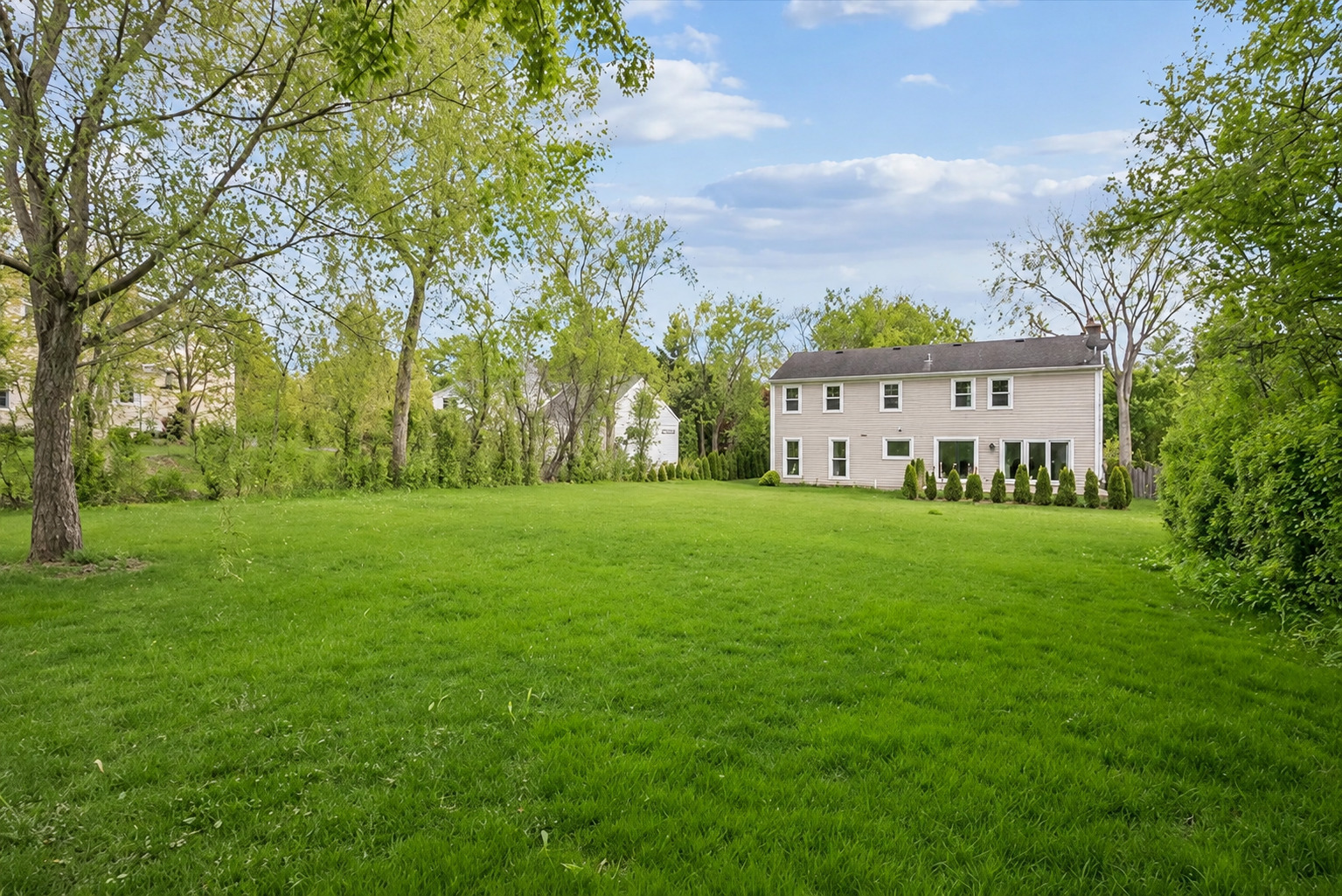 250 Wilshire Road Lake Forest, IL 60045 - Photo 24 of 28 a house with garden in front of it