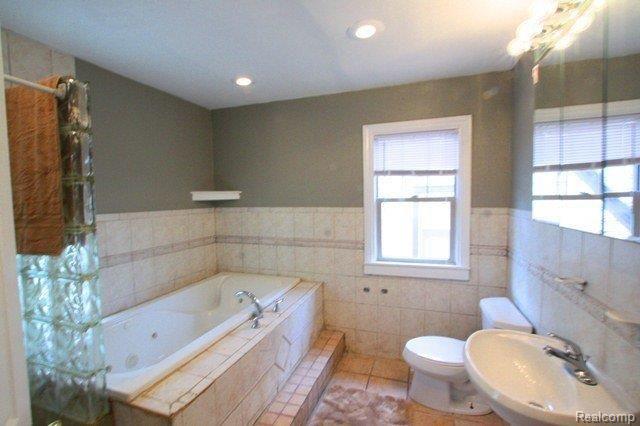 16734 Sunderland Road Detroit, MI 48219 - Photo 6 of 19 Bathroom