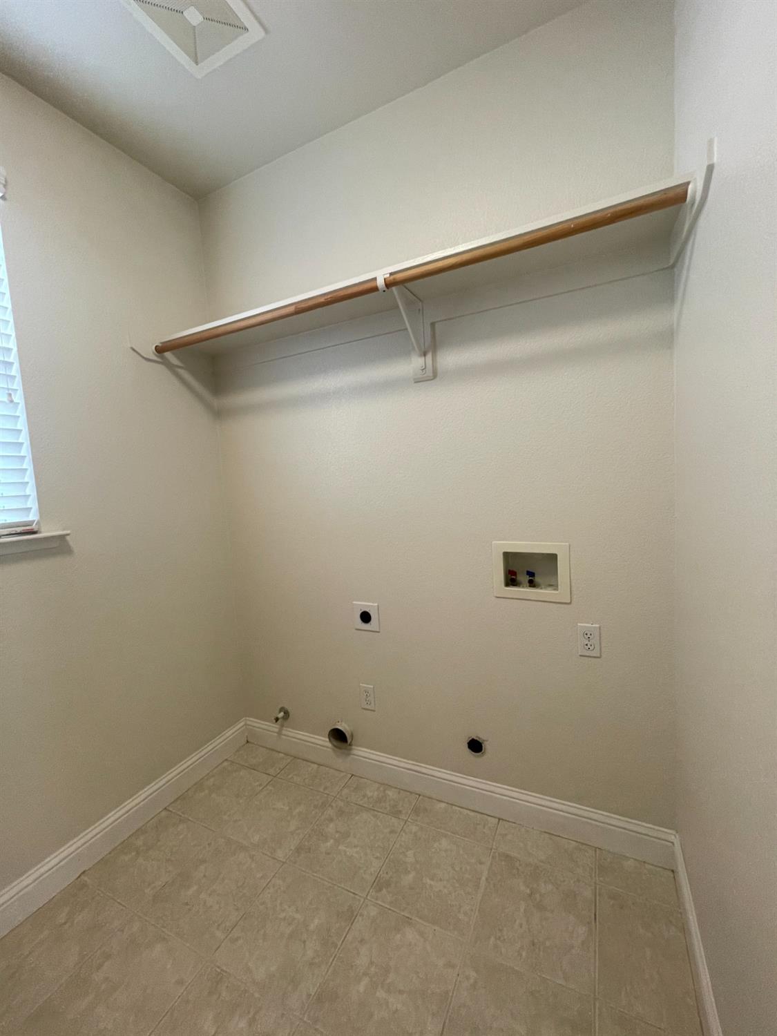 2616 Goshen Avenue Clovis, CA 93611 - Photo 16 of 39 a view of an empty room