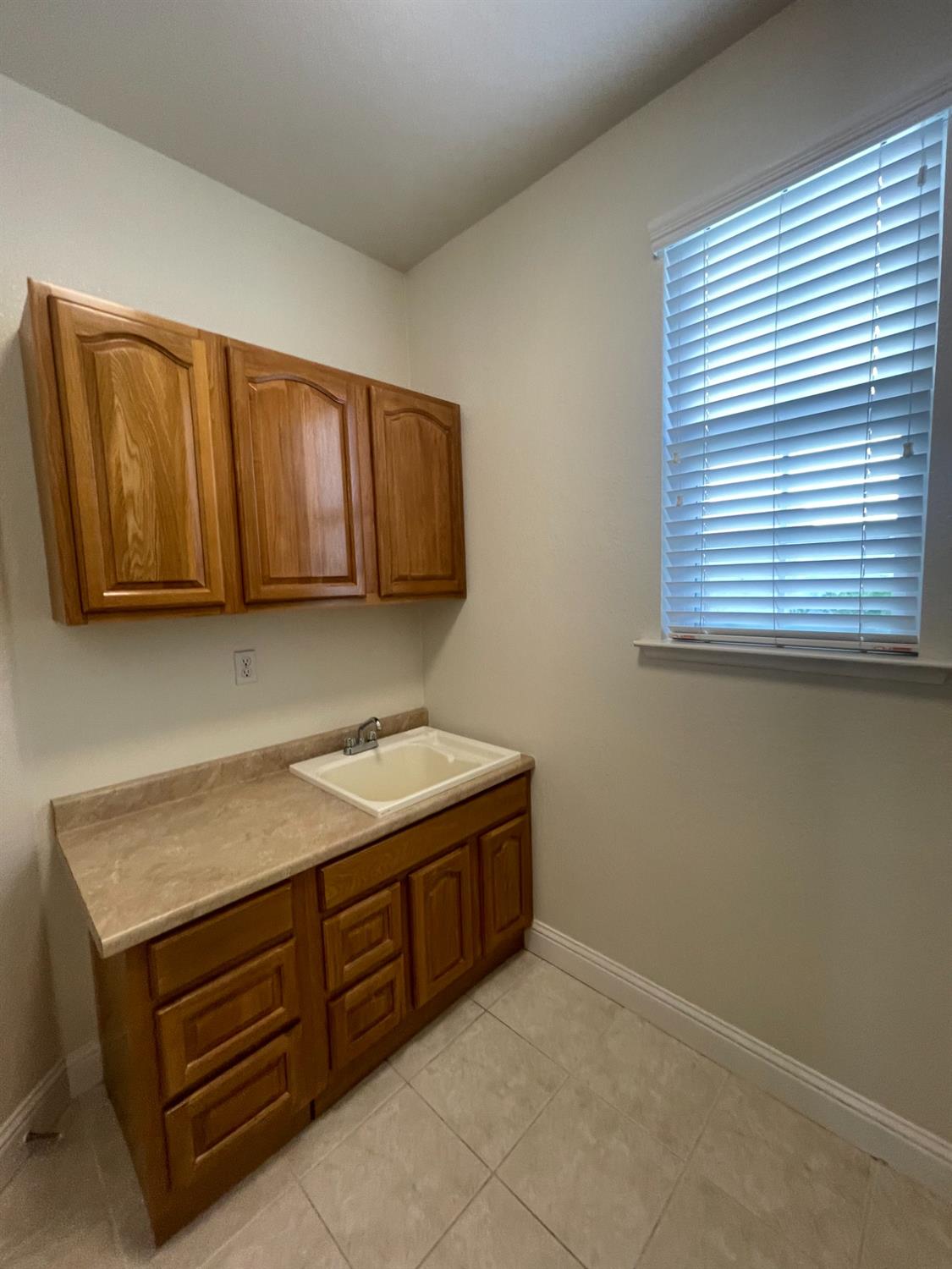 2616 Goshen Avenue Clovis, CA 93611 - Photo 17 of 39 a utility room with a sink washer and dryer