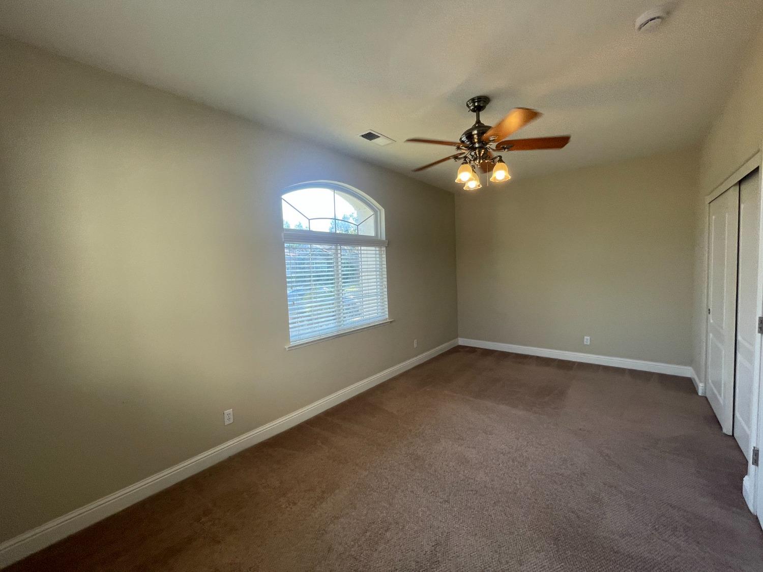 2616 Goshen Avenue Clovis, CA 93611 - Photo 20 of 39 an empty room with windows and fan