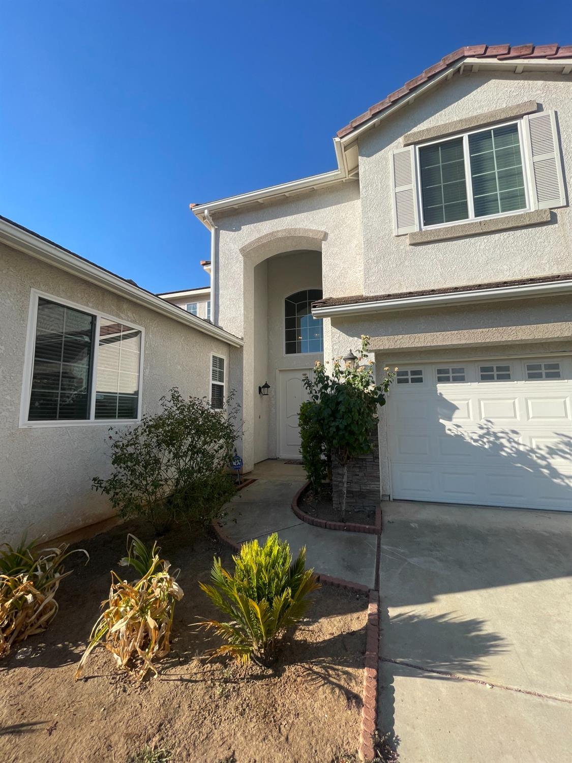 2616 Goshen Avenue Clovis, CA 93611 - Photo 2 of 39 a front view of a house with a yard