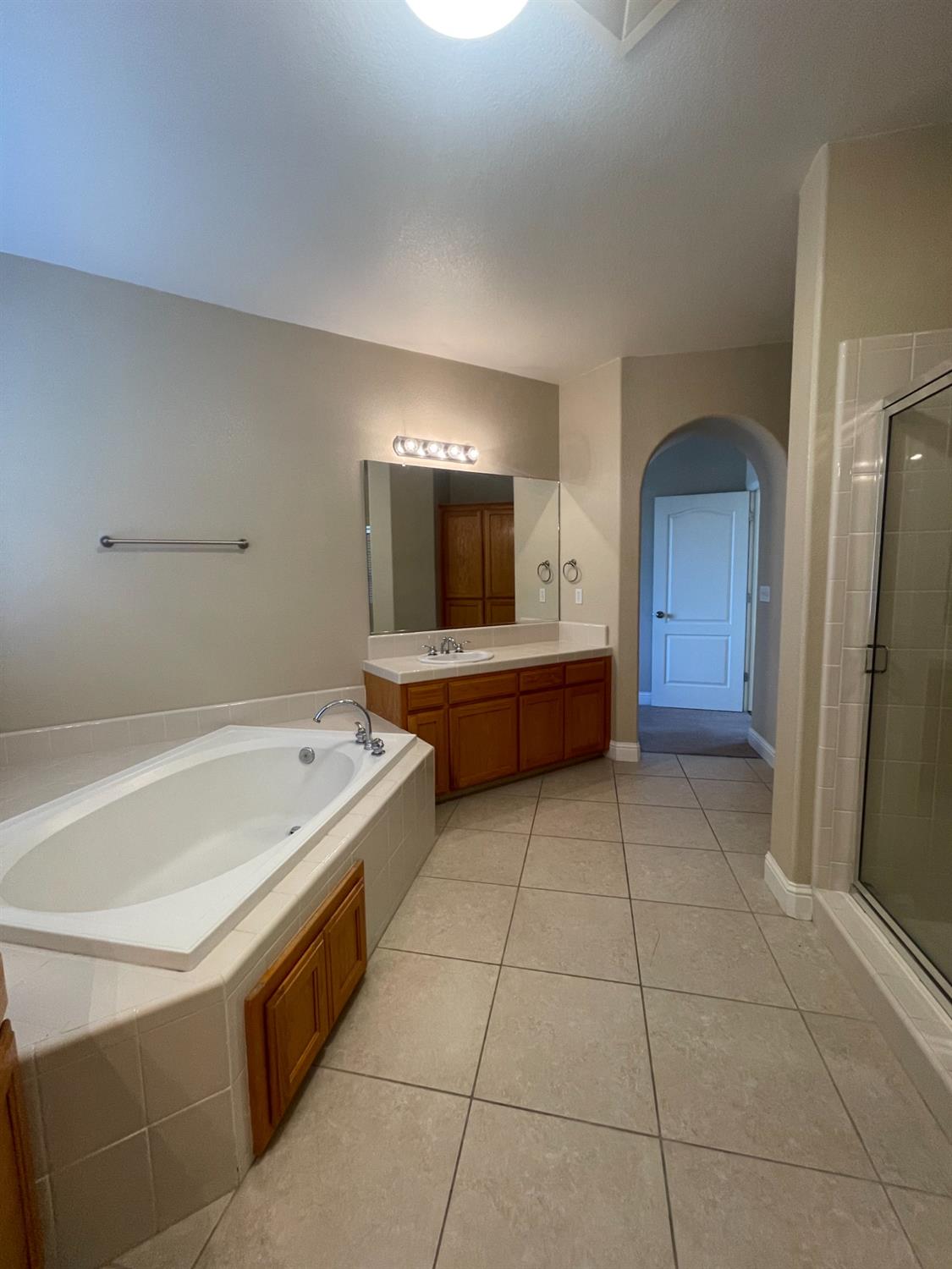 2616 Goshen Avenue Clovis, CA 93611 - Photo 37 of 39 a bathroom with a bathtub and a sink