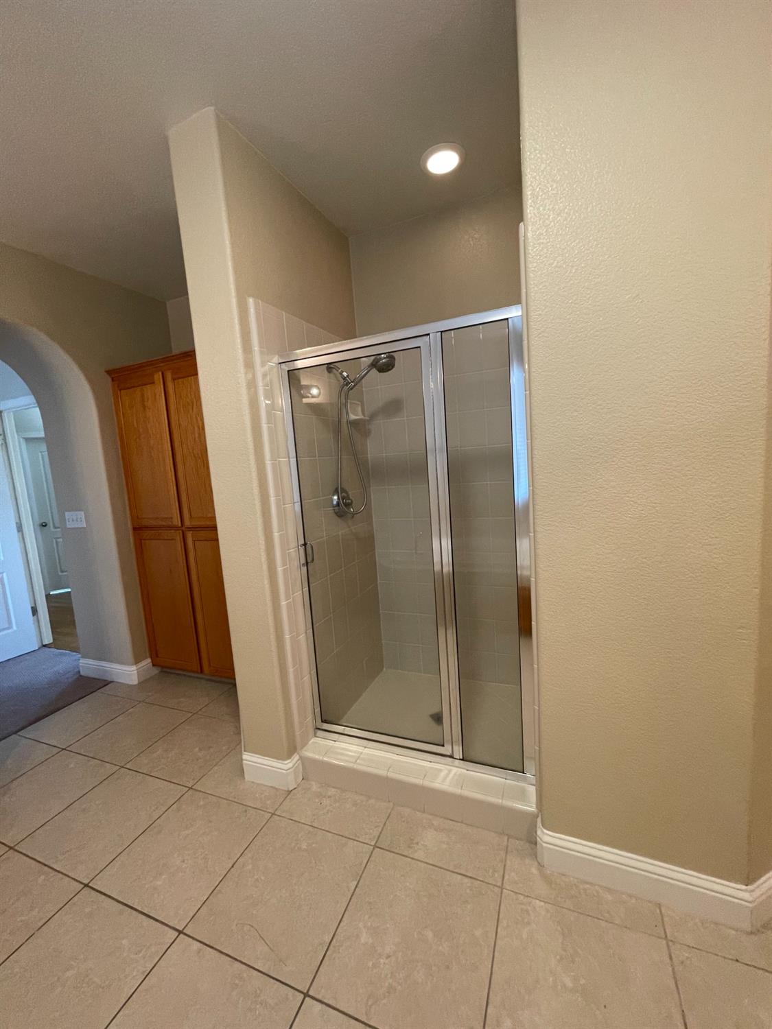 2616 Goshen Avenue Clovis, CA 93611 - Photo 38 of 39 a bathroom with a shower and a mirror