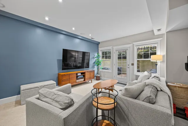 2852 North Damen Avenue, Unit 1, Chicago, IL 60618