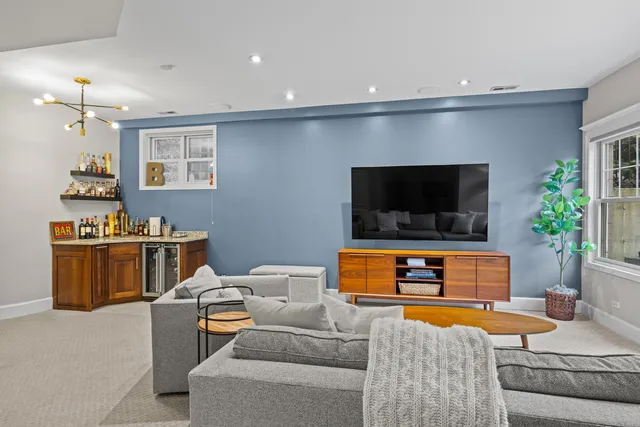 2852 North Damen Avenue, Unit 1, Chicago, IL 60618