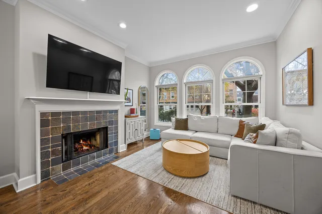 2852 North Damen Avenue, Unit 1, Chicago, IL 60618