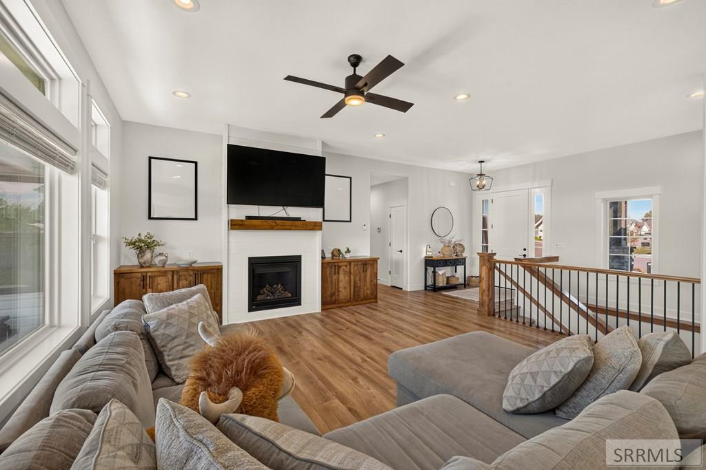 3042 Lin Road Idaho Falls, ID 83401 - Photo 8 of 68 Living Room