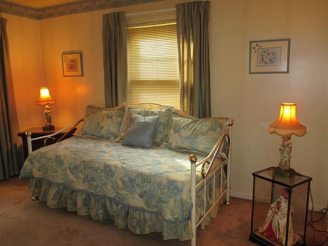 448 Hubbard Avenue Elgin, IL 60123 - Photo 8 of 16