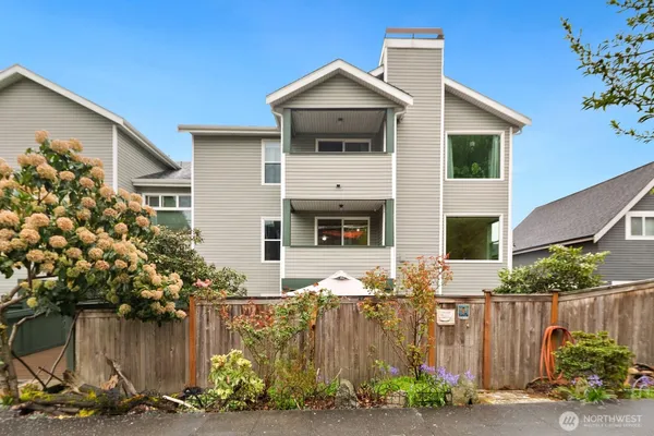 $399,000 | 1836 25th Avenue, Unit 204, Seattle, WA 98122