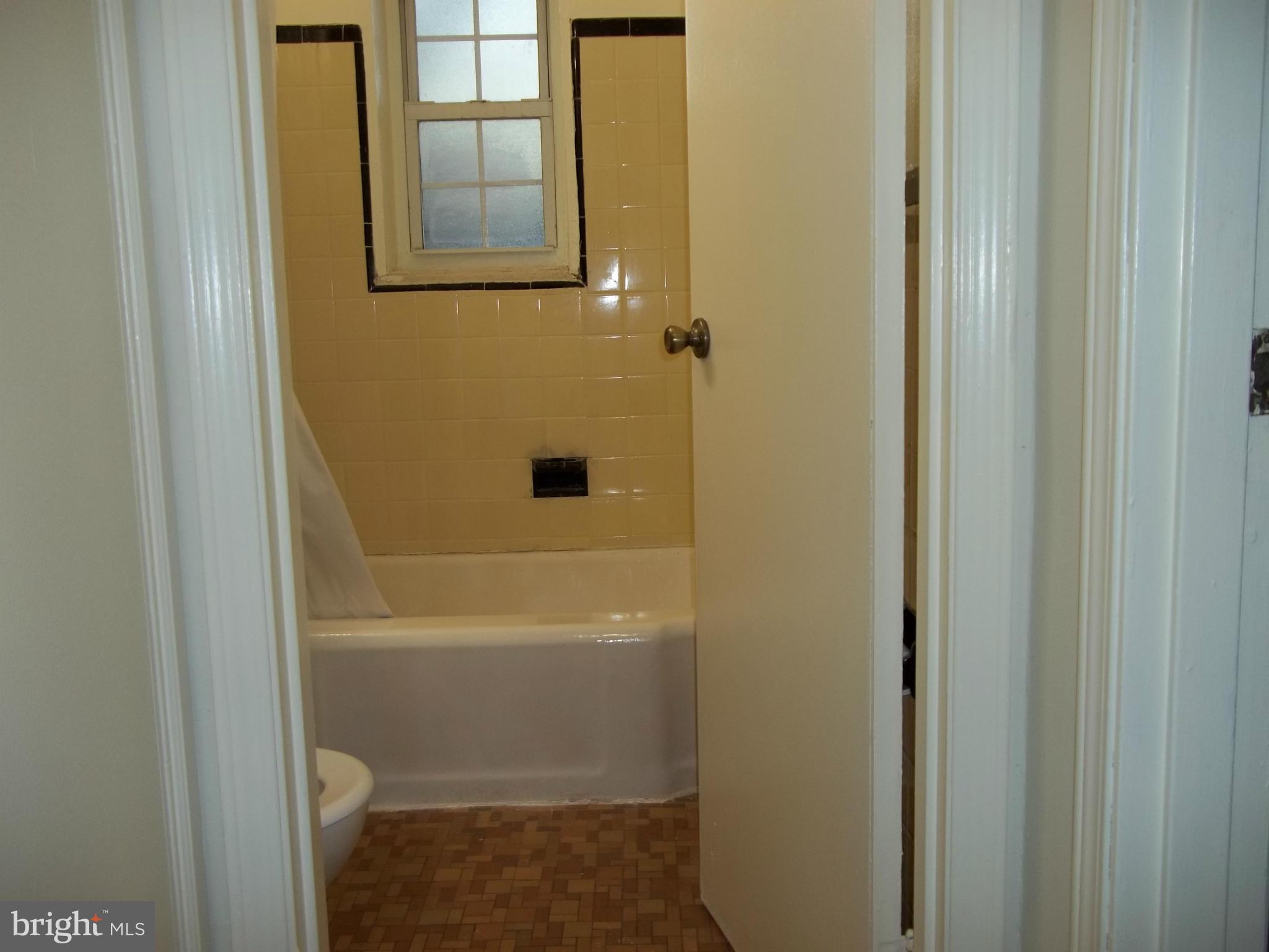 5316 8th Road South, Unit 2 Arlington, VA 22204 - Photo 4 of 5 Bath