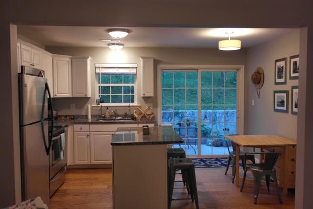 569 Lullwater Road Chattanooga, TN 37405 - Photo 4 of 18 Kitchen with island