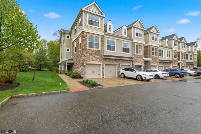 302 Rotando Way Morris Plains, NJ 07950 - Photo 2 of 22