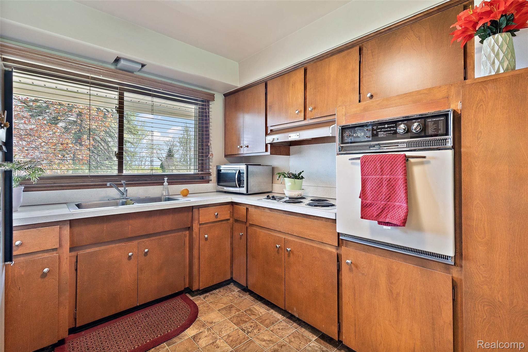 146 Rochdale Drive South Rochester, MI 48309 - Photo 21 of 34 146 Rochdale-21.jpg