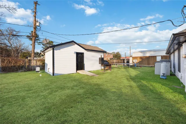 a view of a yard in front of house