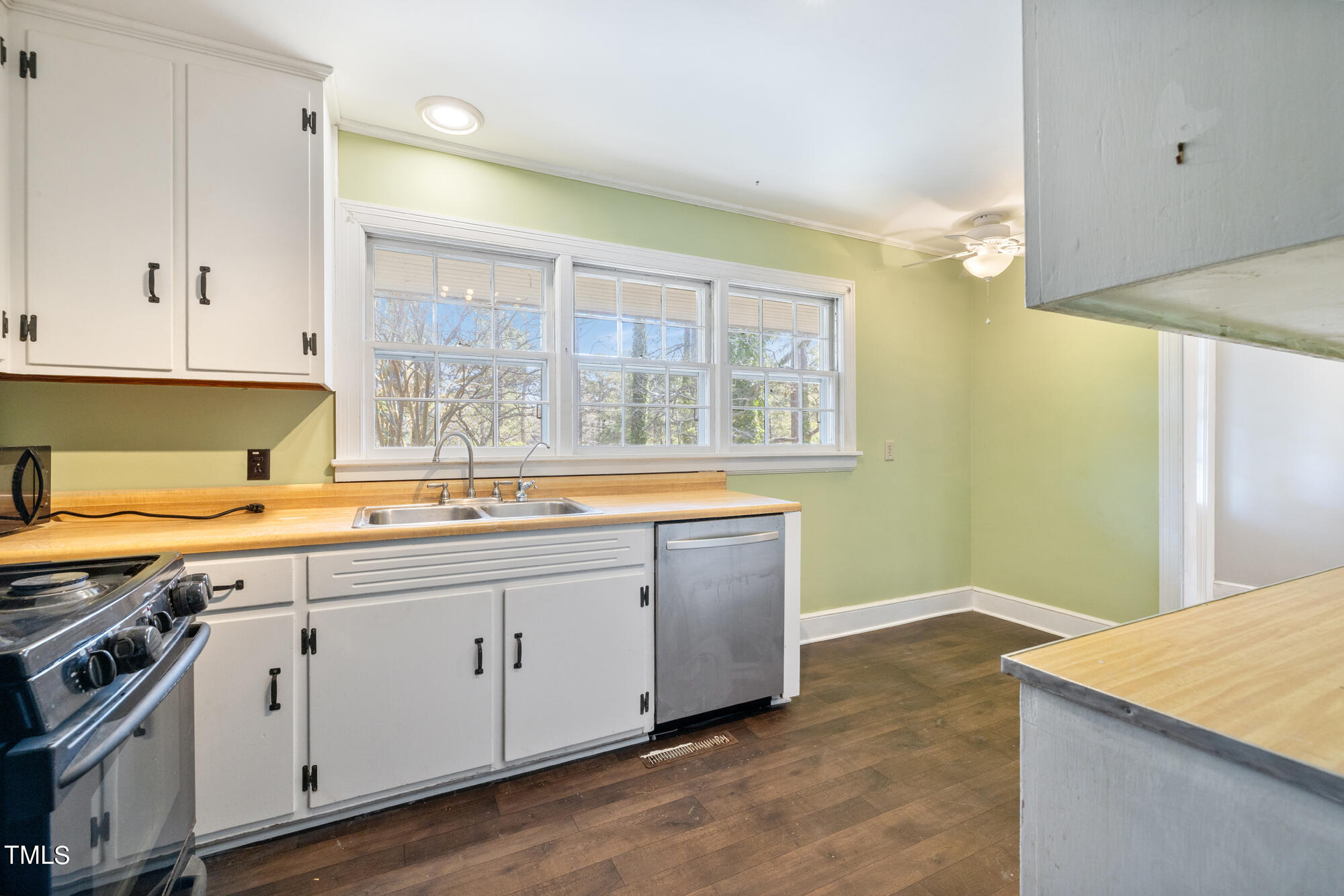 252 South Selma Road Wendell, NC 27591 - Photo 4 of 9 Lots of natural light and ample cabinet space