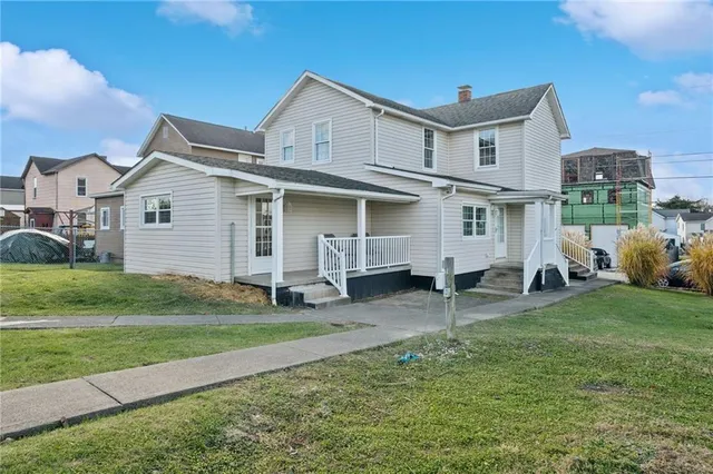 a view of a house with backyard