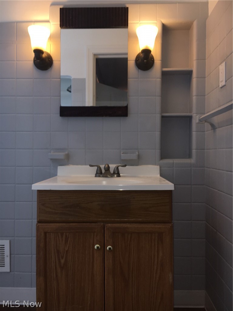 3654 Grosvenor Road Cleveland, OH 44118 - Photo 17 of 21