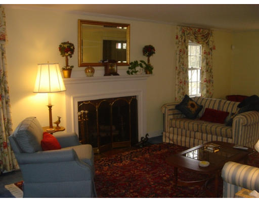 10 Hickory Road Wellesley, MA 02482 - Photo 2 of 8