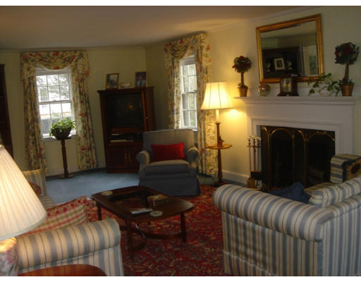 10 Hickory Road Wellesley, MA 02482 - Photo 3 of 8