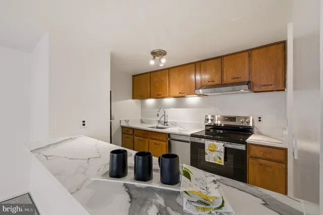 $2,000 | 312 Severn Avenue, Unit W405, Annapolis, MD 21403