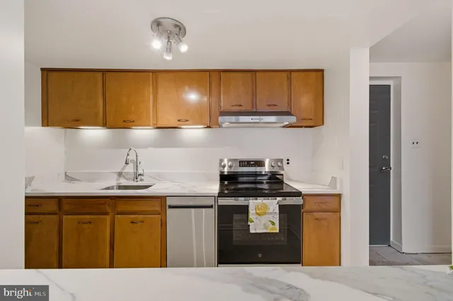 $2,000 | 312 Severn Avenue, Unit W405, Annapolis, MD 21403