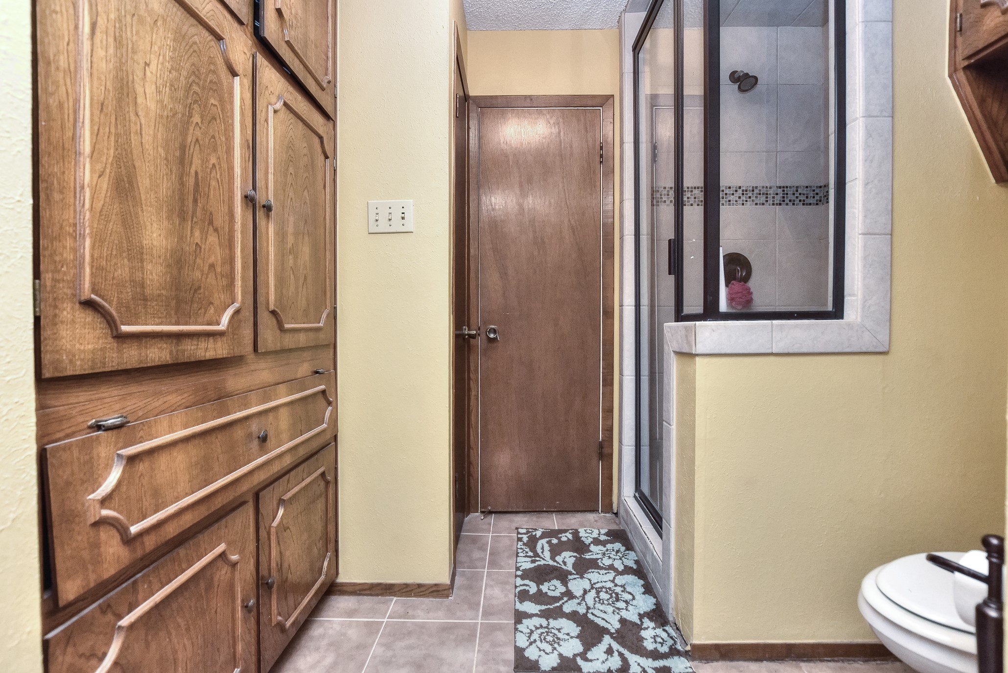 118 Oak Ridge Circle Georgetown, TX 78628 - Photo 20 of 38 a kitchen with a refrigerator and a sink