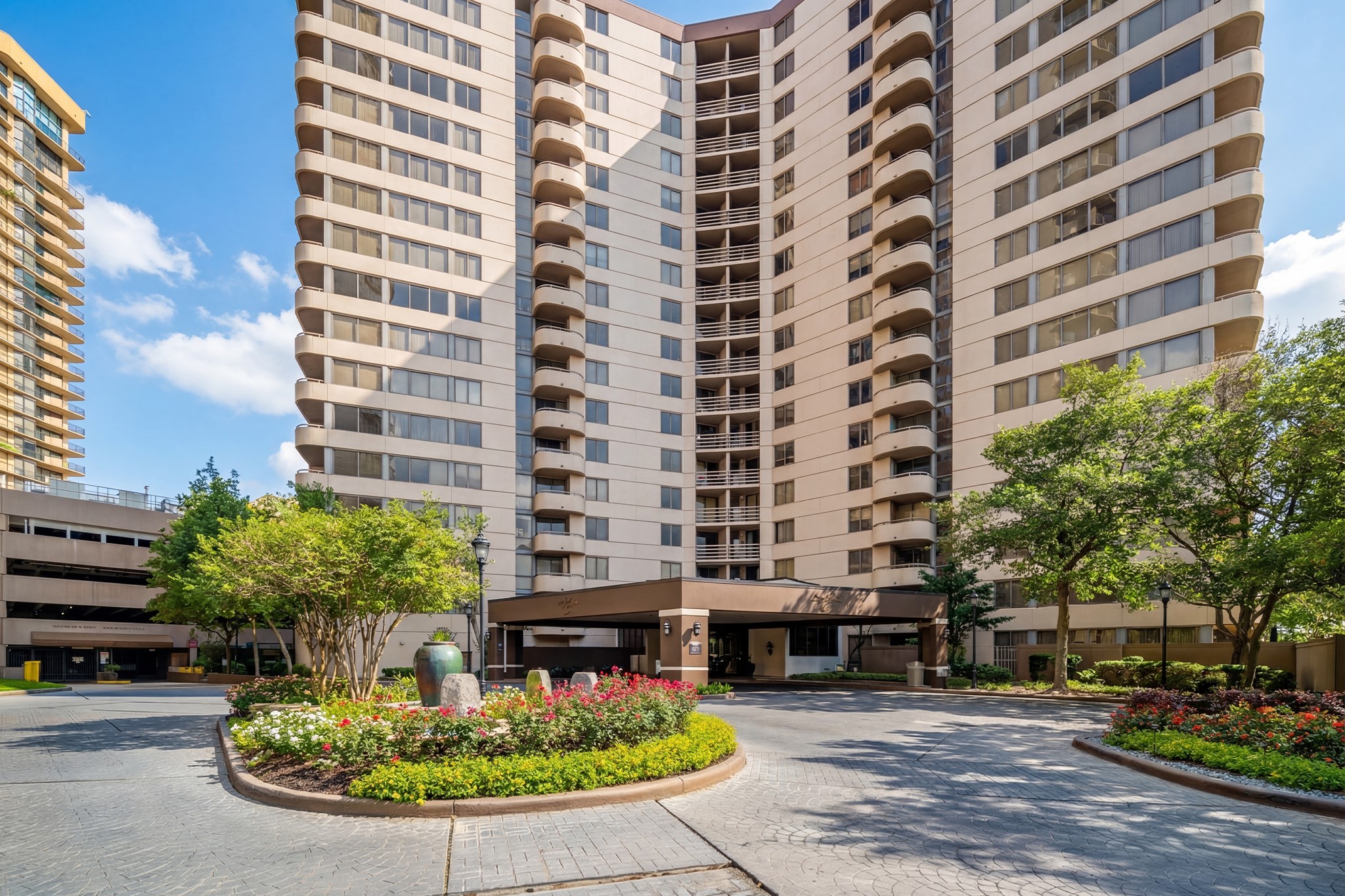 3525 Sage Road, Unit 1016 Houston, TX 77056 - Photo 7 of 42 a building view with a garden space