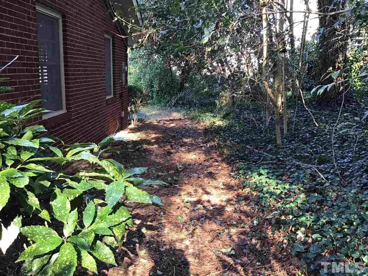 3701 Pembrook Place Raleigh, NC 27612 - Photo 28 of 30 a backyard of a house