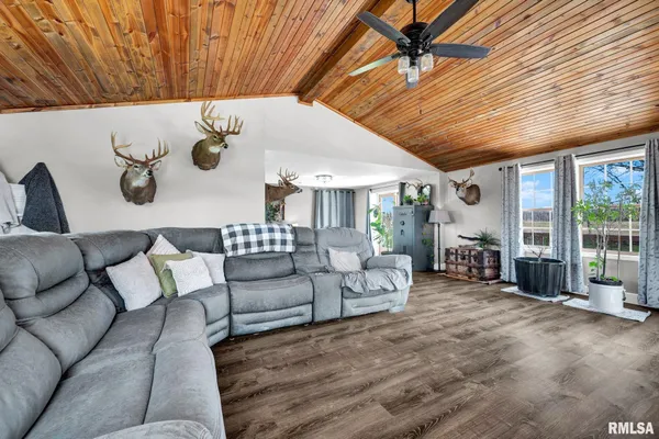 $585,000 | 1122 Sun Road, Washburn, IL 61570