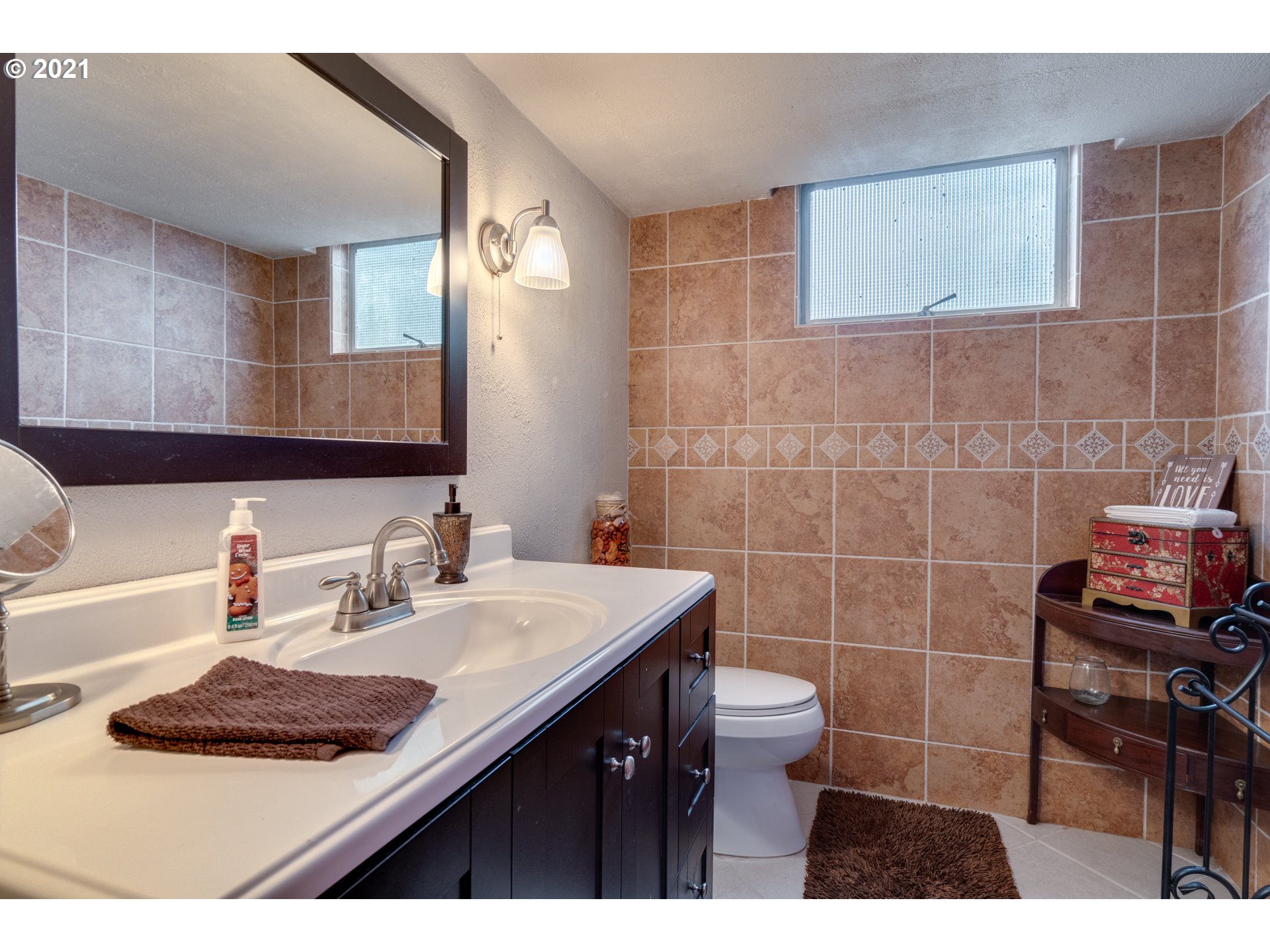 215 P G Sweet Road Kelso, WA 98626 - Photo 22 of 31 a bathroom with a sink a toilet and a mirror