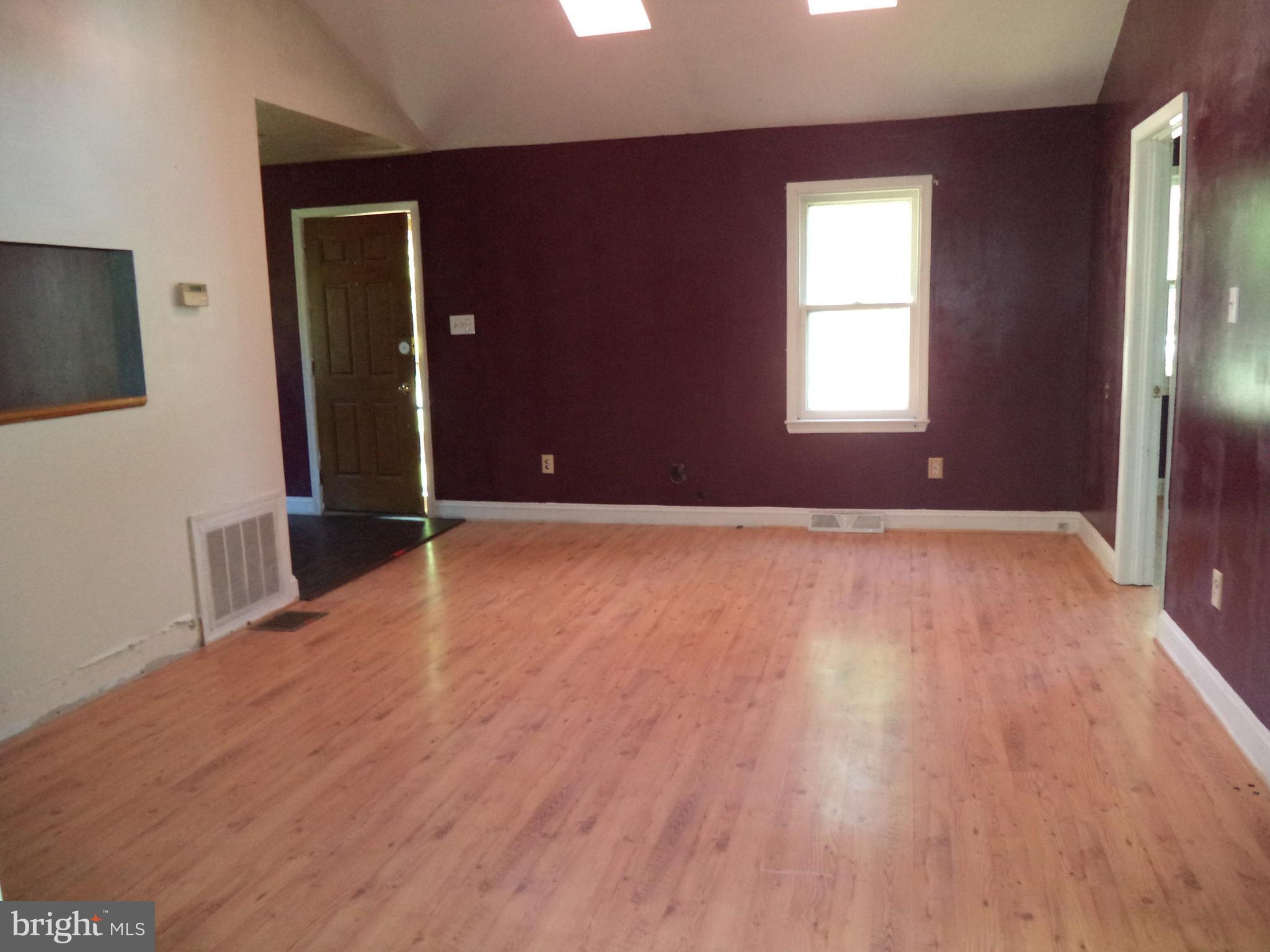 17805 Broadfording Road Hagerstown, MD 21740 - Photo 15 of 19 Living Room
