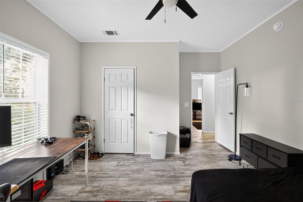 12706 McIntosh Road Plant City, FL 33565 - Photo 23 of 30 a living room with furniture
