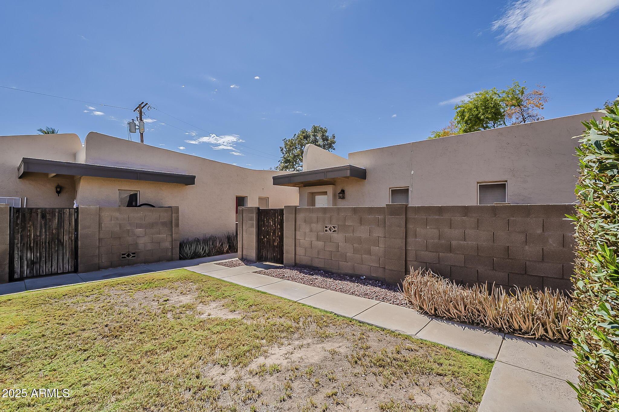 231 North Robson, Unit 7 Mesa, AZ 85201 - Photo 29 of 29 a view of a backyard of the house