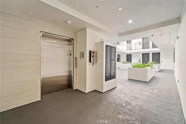 $3,000 | 7510 Sepulveda Boulevard, Unit 102, Van Nuys, CA 91405